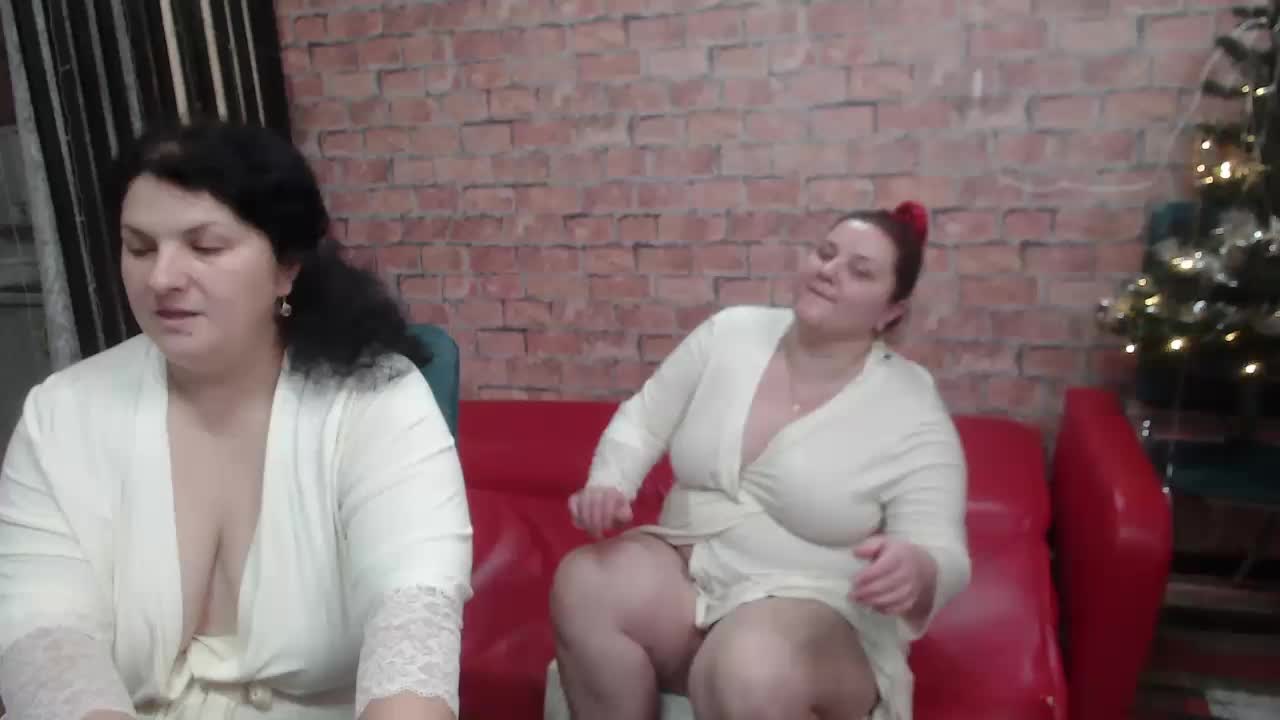 chubby girls spread their pussies very wide