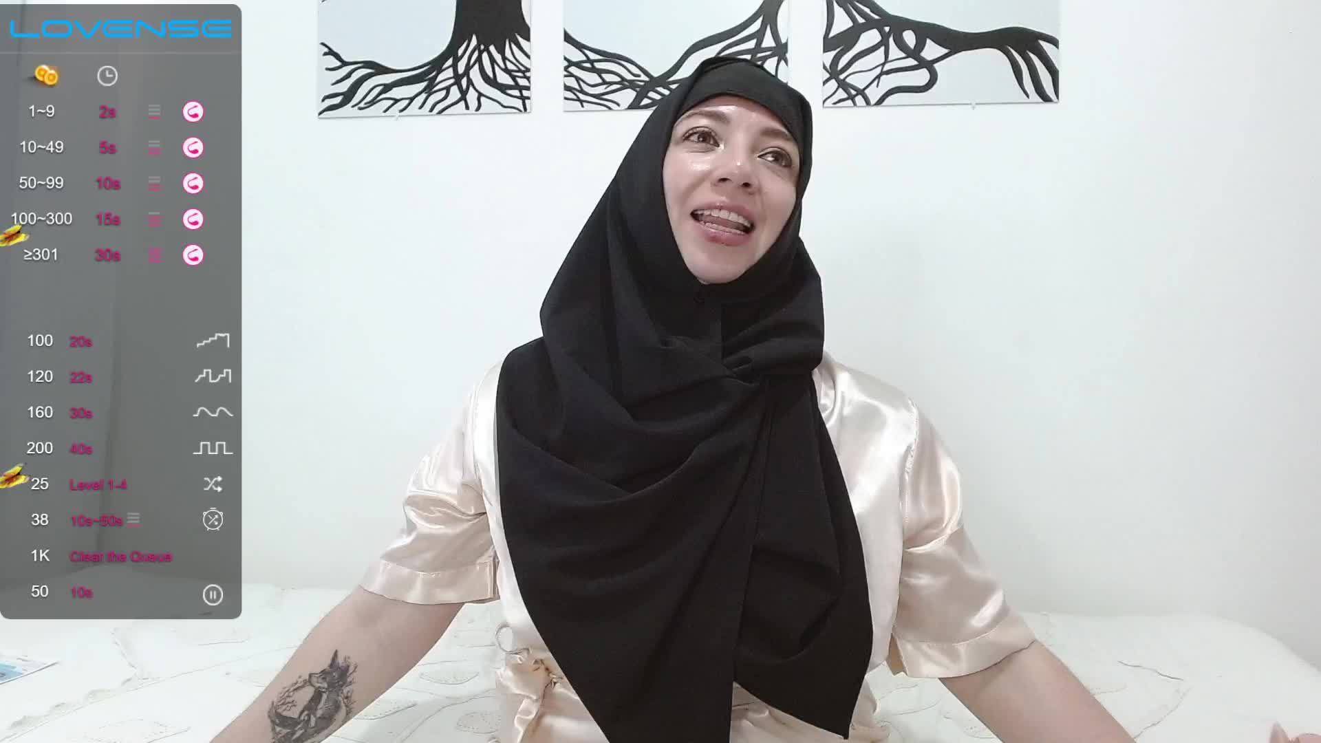 saliva on face and boobs (naked) – video od webkamerové modelky Yashira_Jaziri