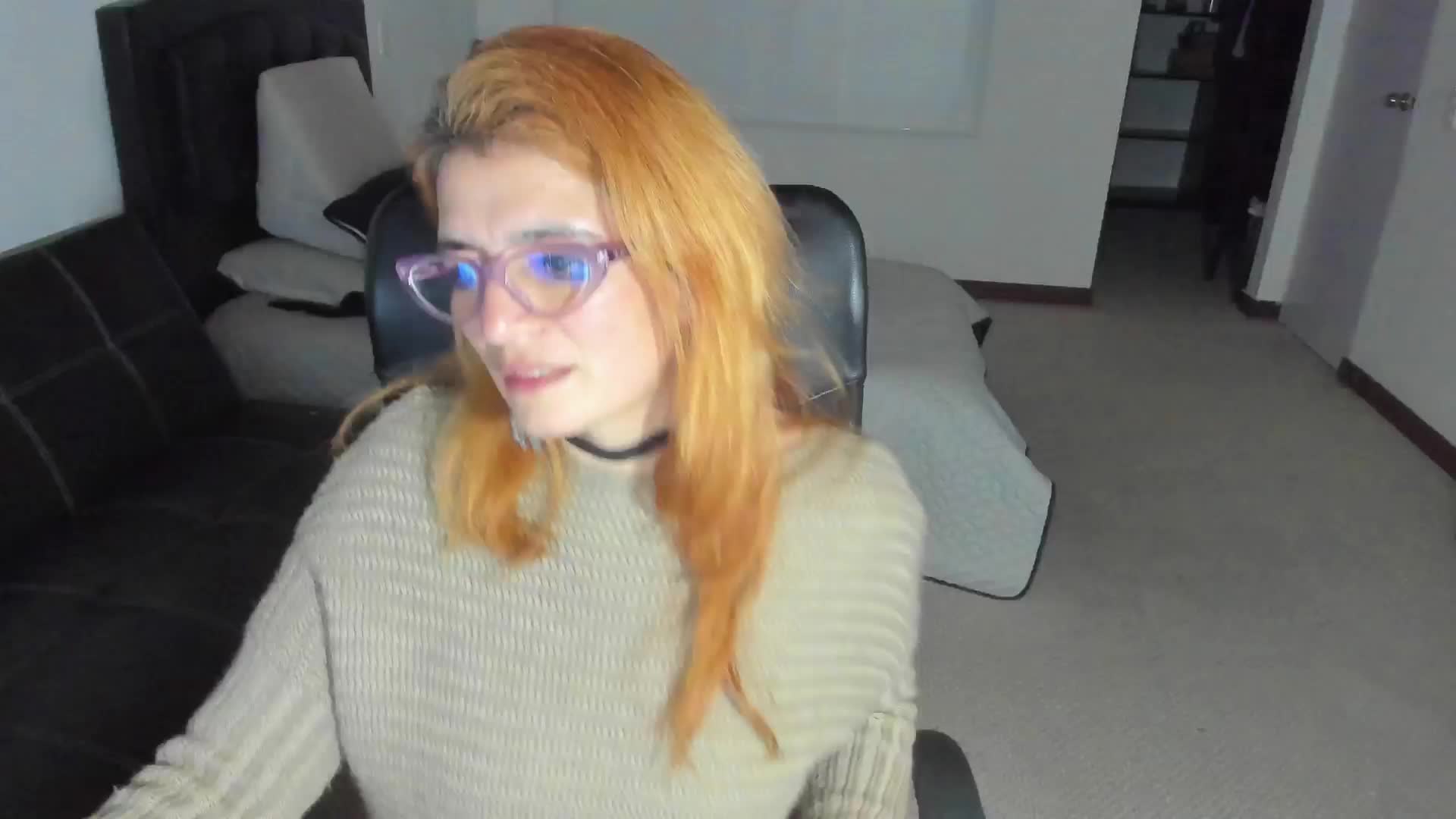 My hot, hairy pussy is longing for you to penetrate it. – video af adriana71 cam-model