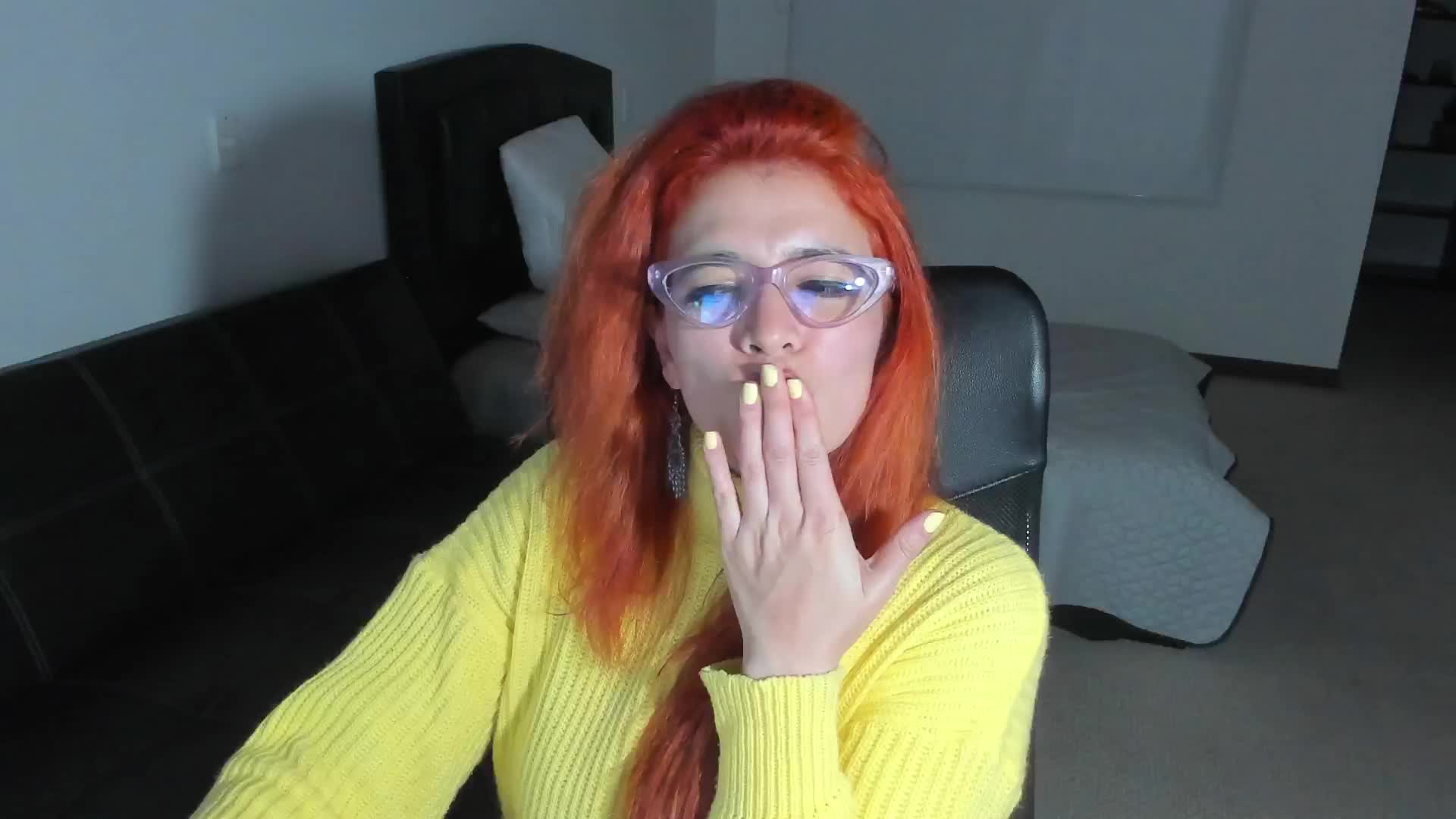 Seducing you with my beautiful ass and my restless hips is very exciting. – video od webkamerové modelky adriana71