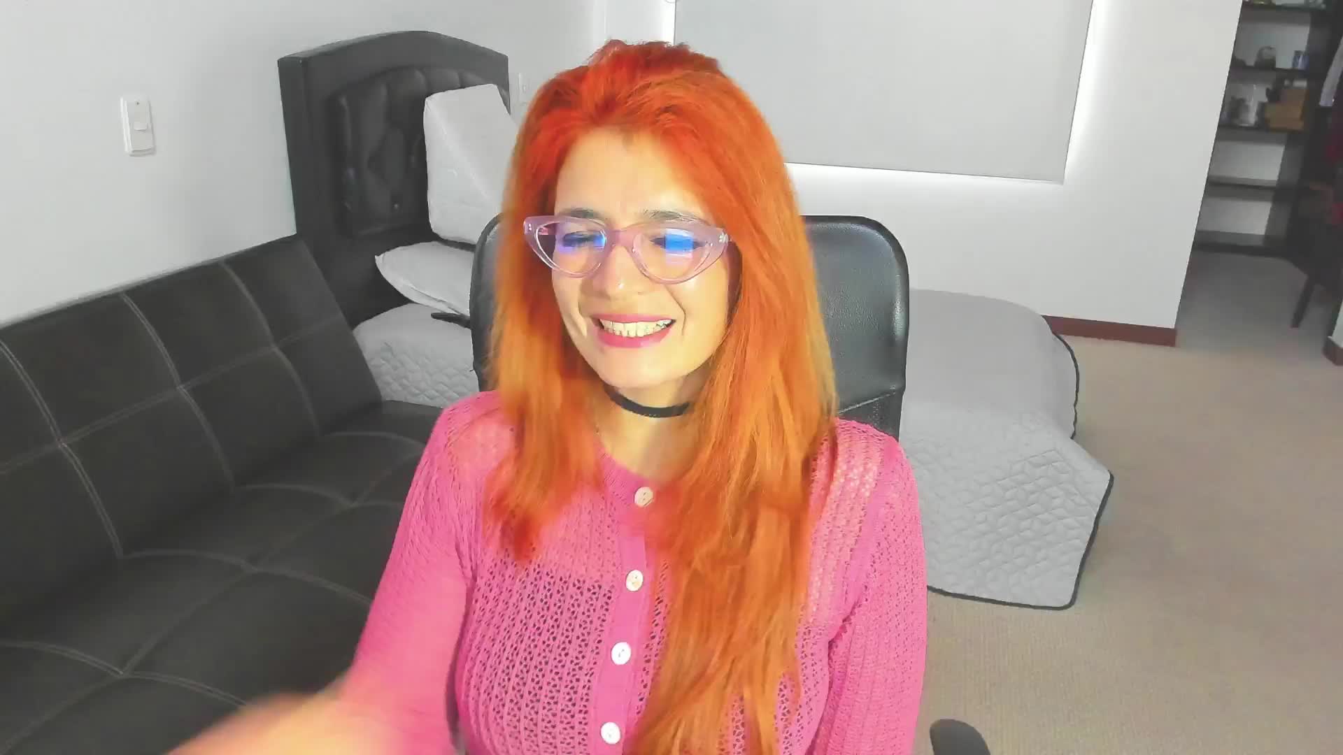 The more you excite me, the more I want to hold you between my legs. - video của người mẫu cam adriana71