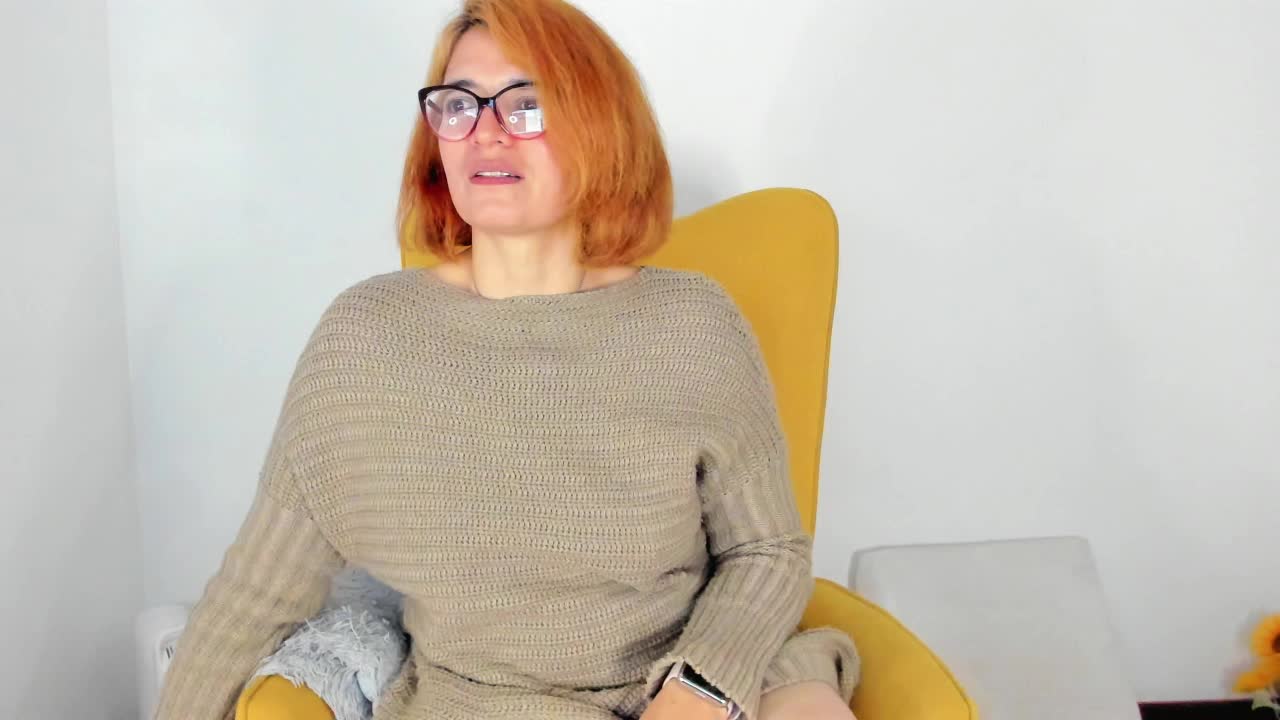 Infinite sensuality on my yellow chair – video af adriana71 cam-model