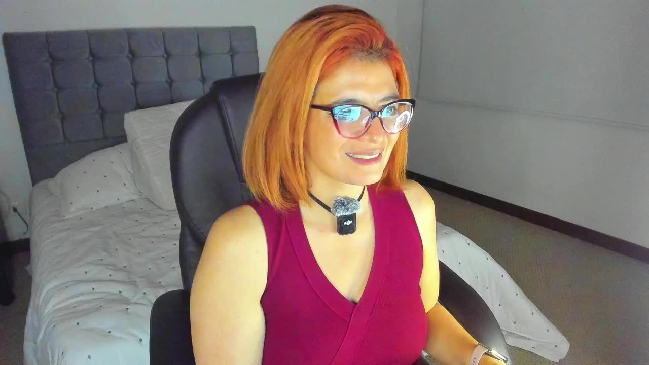 My hot, hairy pussy wants to feel your presence. - video oleh adriana71 kamera model