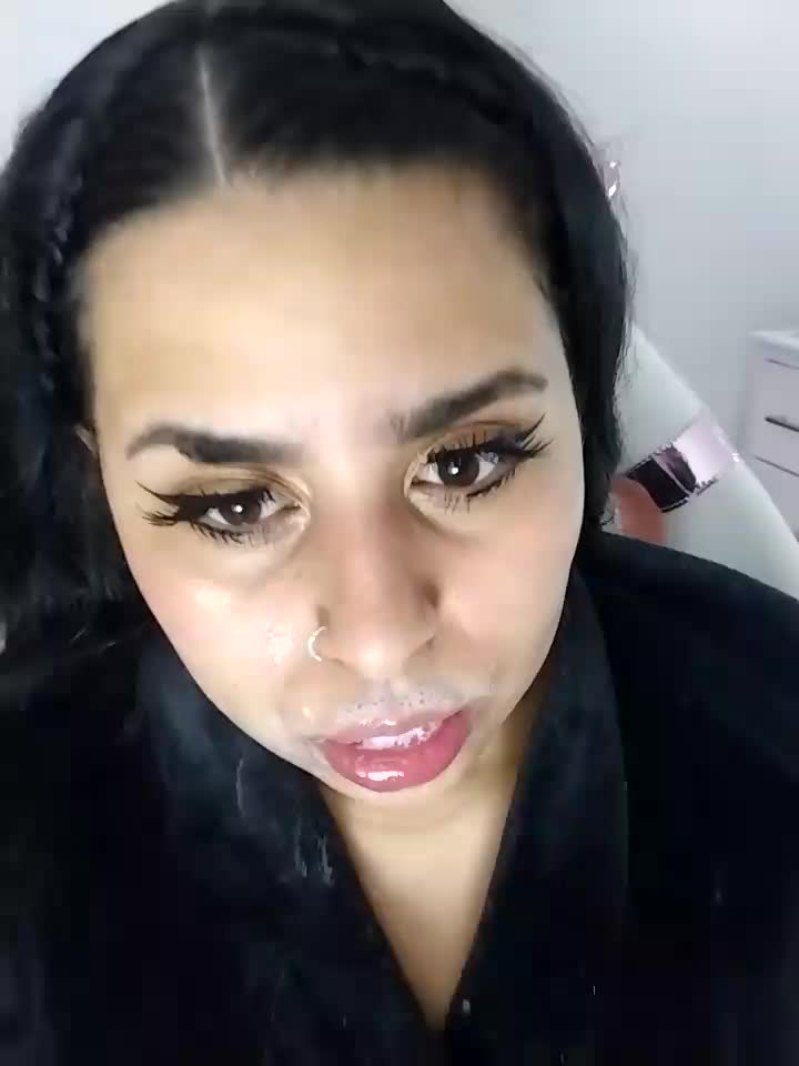 spit, open my throat, long tounge - vidéo du modèle de showcams evelin_zaenz01