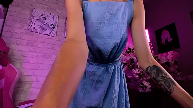 Teasing without panties in a public show :) - video by YourDarlingVivian cam model