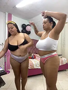 day's big tits in front of the camera waiting for your milk 🥵