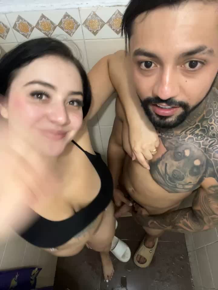 Playing in the shower - ক্যাম মডেল SEXXYLATINCOUPLE1-এর ভিডিও