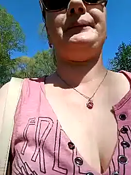 [10 Apr  à l'extérieur – видео вебкам-модели marilynecoquine