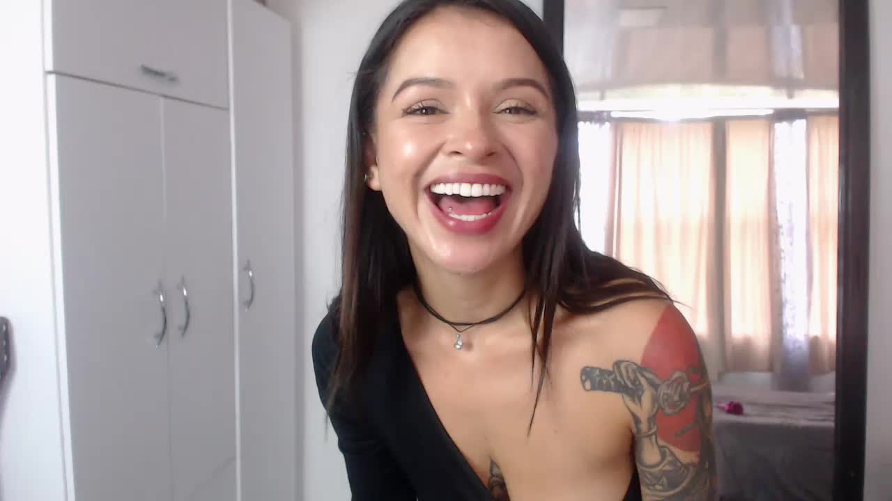 🔥💦🍑 Sin Brasier · Desnuda · Aceite · Tocar Culo / Topless · Naked · Oil · Ass Touch ⏱️3 min - video by Selena_G69 cam model