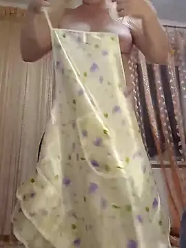 In a kitchen apron with a dildo - video av sexi_momy_Jennifer cam-modell