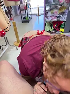 OPEN DOOR FUCKING WITH A MINISKIRT - vídeo de ROSALIASEXSHOP modelo de câmara