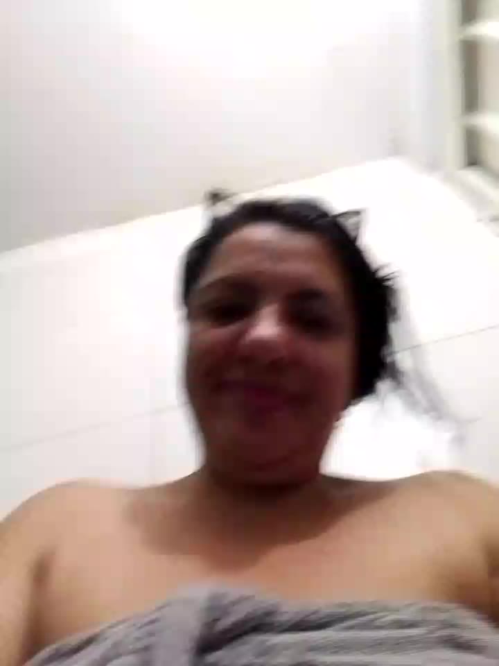 [19 Mar 19:41] Private Show kassy en el baño chupando sus tetas - video by kasandradiaz cam model