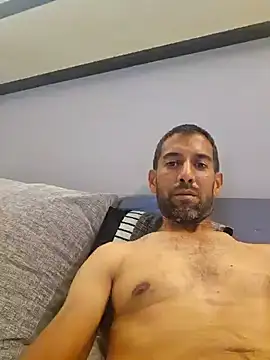 [14 Jun 02:04] Private Show – video modela na kameri bienboro