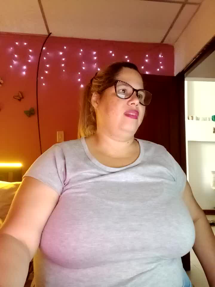 Show saliva — filmik EllisW8, modela(-lki) na kamerkach