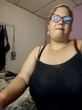 Private Show naked in red heels — filmik EllisW8, modela(-lki) na kamerkach