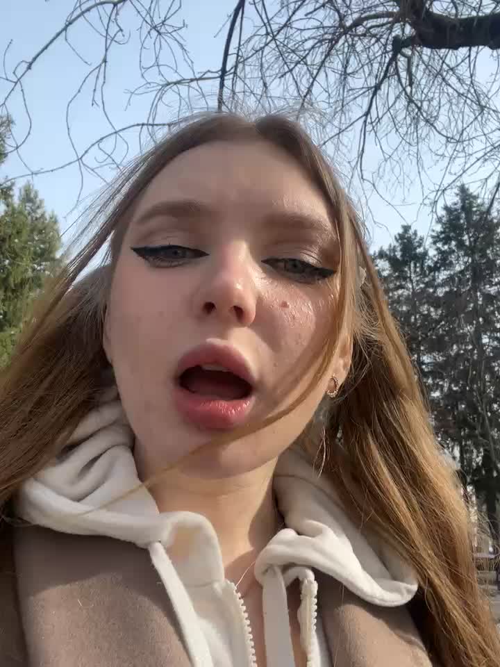 Coat on a naked body, orgasm, flashing. In the central park 😲 - AmmyHot adlı kamera modelinin videosu