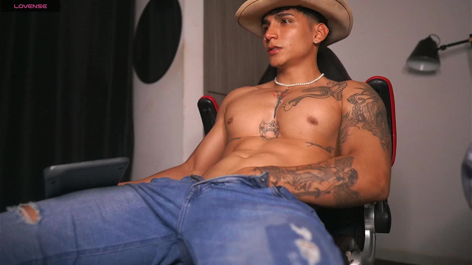 cowboy 😋 - video by muscle_boyhorny cam model