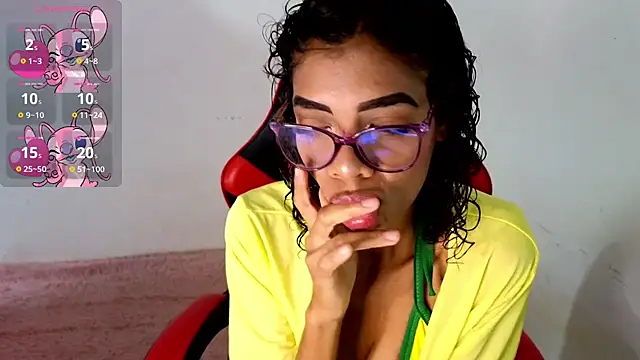 🇧🇷👙 Brazilian energy… can you handle it? 😈✨ Come closer 👀 - vídeo de ElisaBoyer modelo de câmara