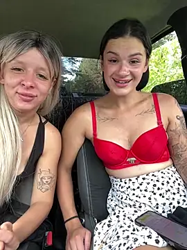 Went naked into the woods with a friend - βίντεο μοντέλου LikaCat