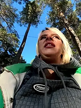 Undressed in a public park 😳 - βίντεο μοντέλου LikaCat