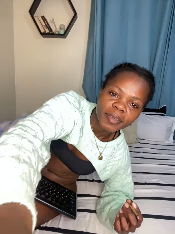 [22 Jul 11:18] Private Show - video av petiteebony_81 cam model