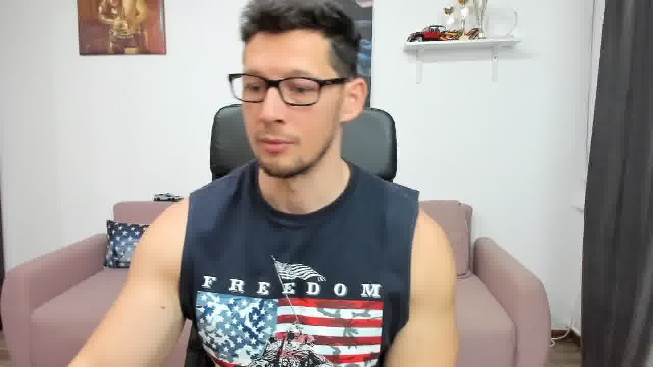 [31 Mar 08:03] Showing off naked then stroking my big hairy dick, getting it very hard. - vidéo du modèle de showcams BrutusK08