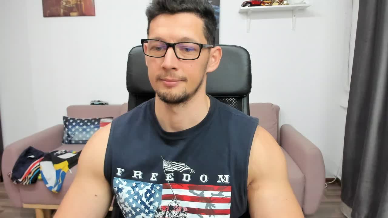 [31 Mar 10:46] Modeling some tight polo and henley shirts, showing off my arms and chest. - vidéo du modèle de showcams BrutusK08