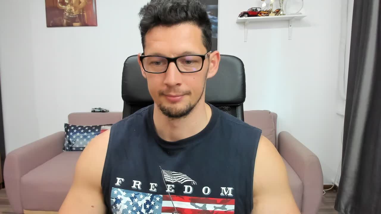 [31 Mar 14:53] The neighbor that becomes very submissive after two beers. - vidéo du modèle de showcams BrutusK08