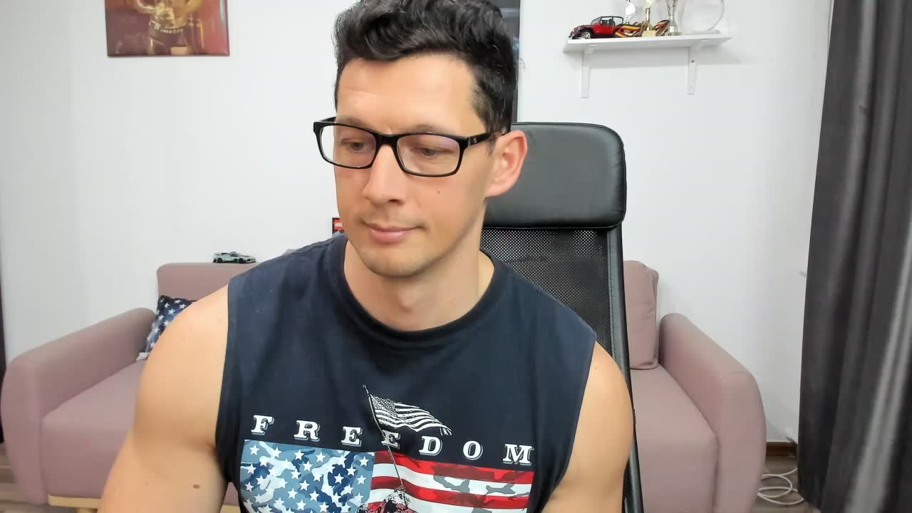 [5 Apr 12:21] Roughly fucking you on my chair with my leather jacket on. + lots of dirty talking - vidéo du modèle de showcams BrutusK08