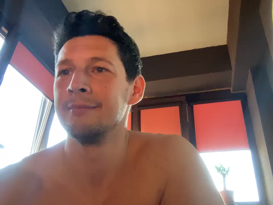 [1 May 19:39] A private show on my balcony :) - vidéo du modèle de showcams BrutusK08