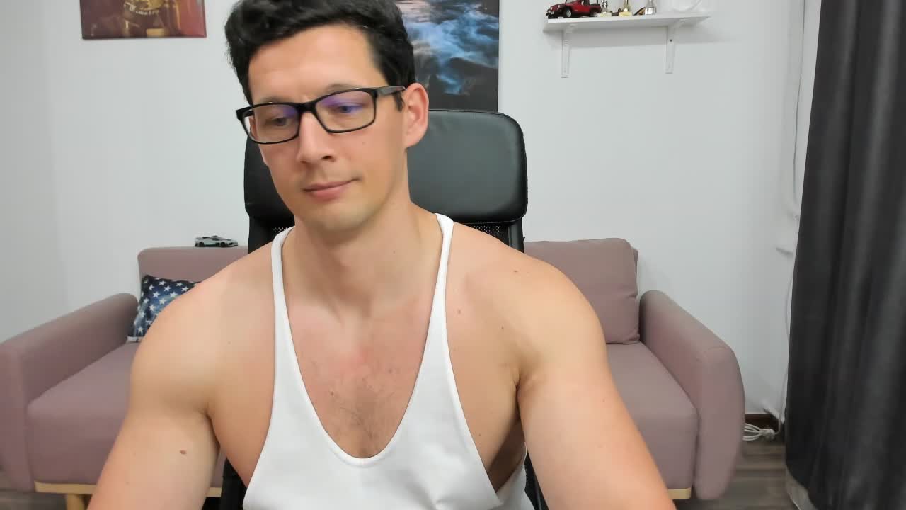 [11 May 17:10] An armwrestling contest that goes bad and I need to serve the winner. - vidéo du modèle de showcams BrutusK08