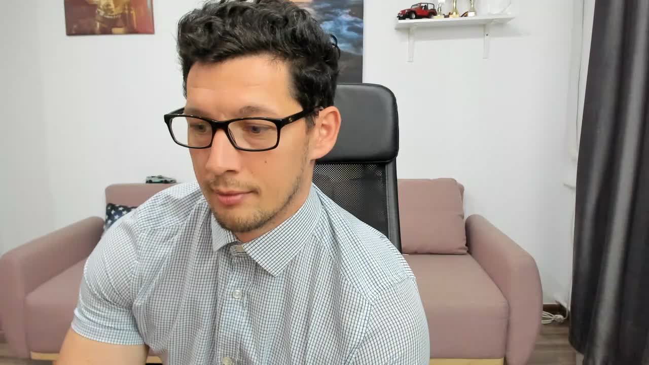 [3 May 10:27] Masturbating, getting hard so I can pound your ass. And in the end you lick my armpits - vidéo du modèle de showcams BrutusK08