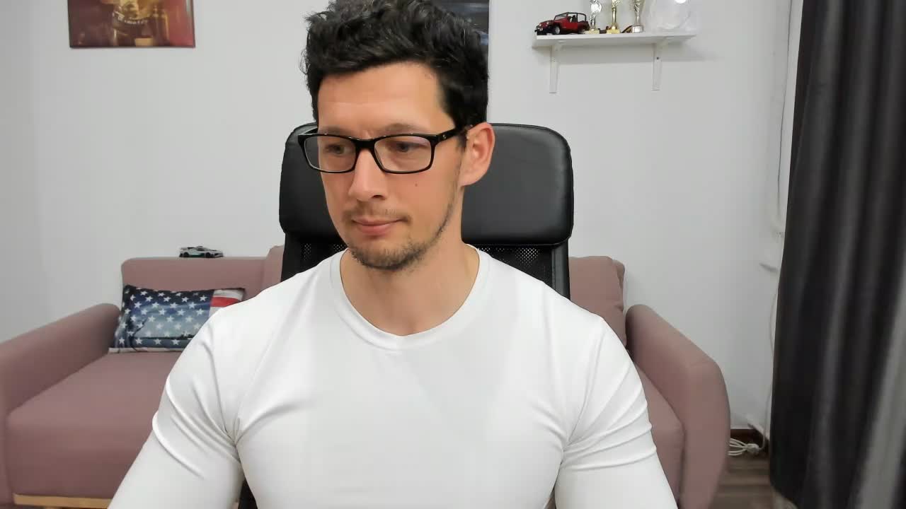 [4 May 14:31] Modelling speedos, using some oil to masturbate and shooting a thick load in the end. - vidéo du modèle de showcams BrutusK08