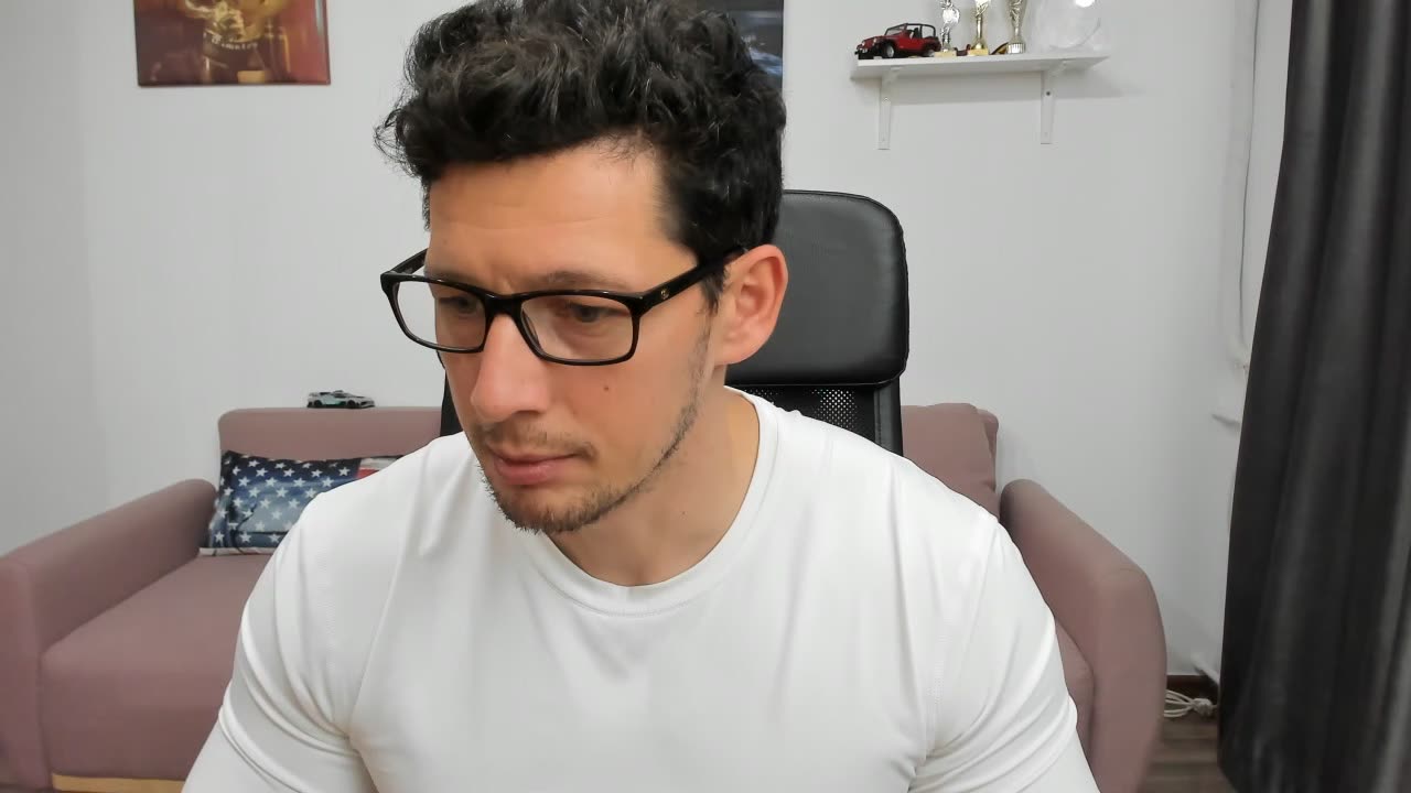 [5 May 14:14] Modelling a black thong,oiling up my dick and then masturbating until I cum on my pube - vidéo du modèle de showcams BrutusK08