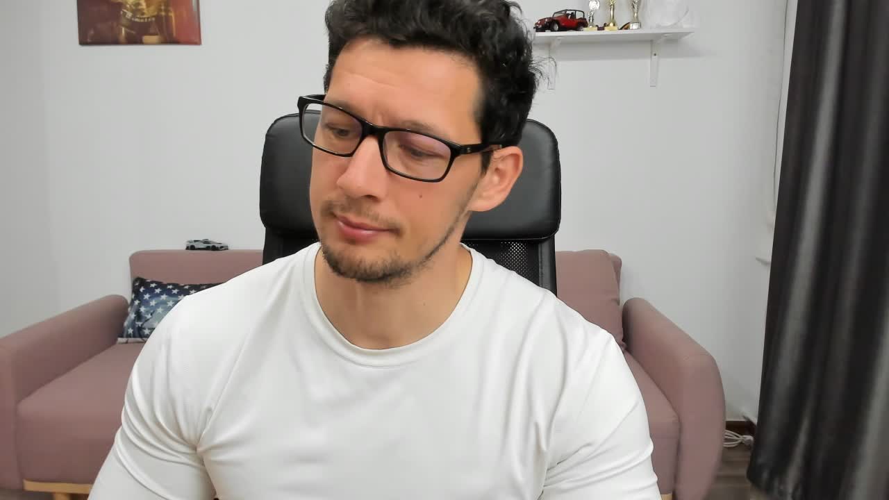 [9 May 08:10] Who wants to suck my hairy dick and lick my hairy ass? - vidéo du modèle de showcams BrutusK08