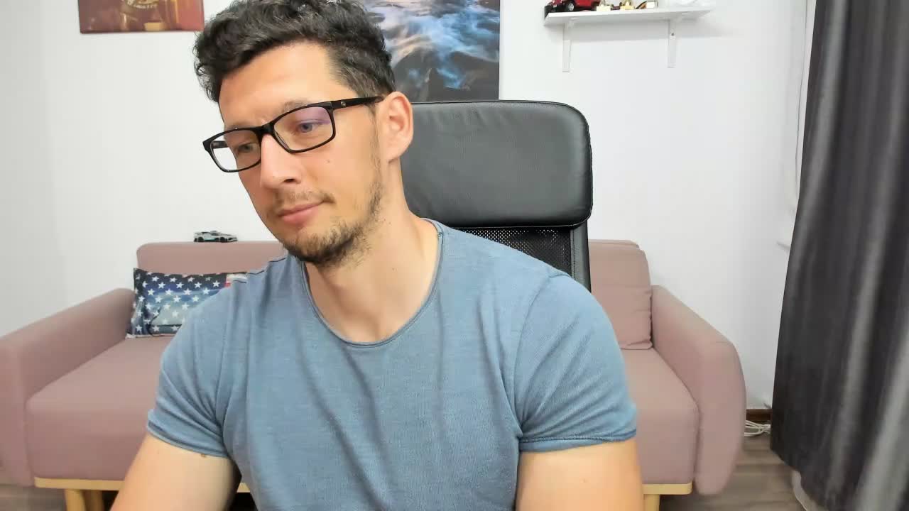 [13 Jun 11:51] Putting my soft cock into your mouth so you can get it hard for me. - vidéo du modèle de showcams BrutusK08