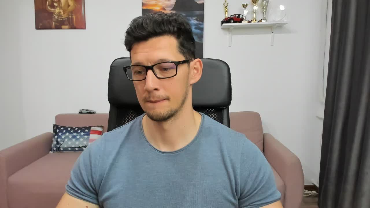 [7 Jun 12:37] Time to punish this slave and make him meet my black leather belt. - vidéo du modèle de showcams BrutusK08