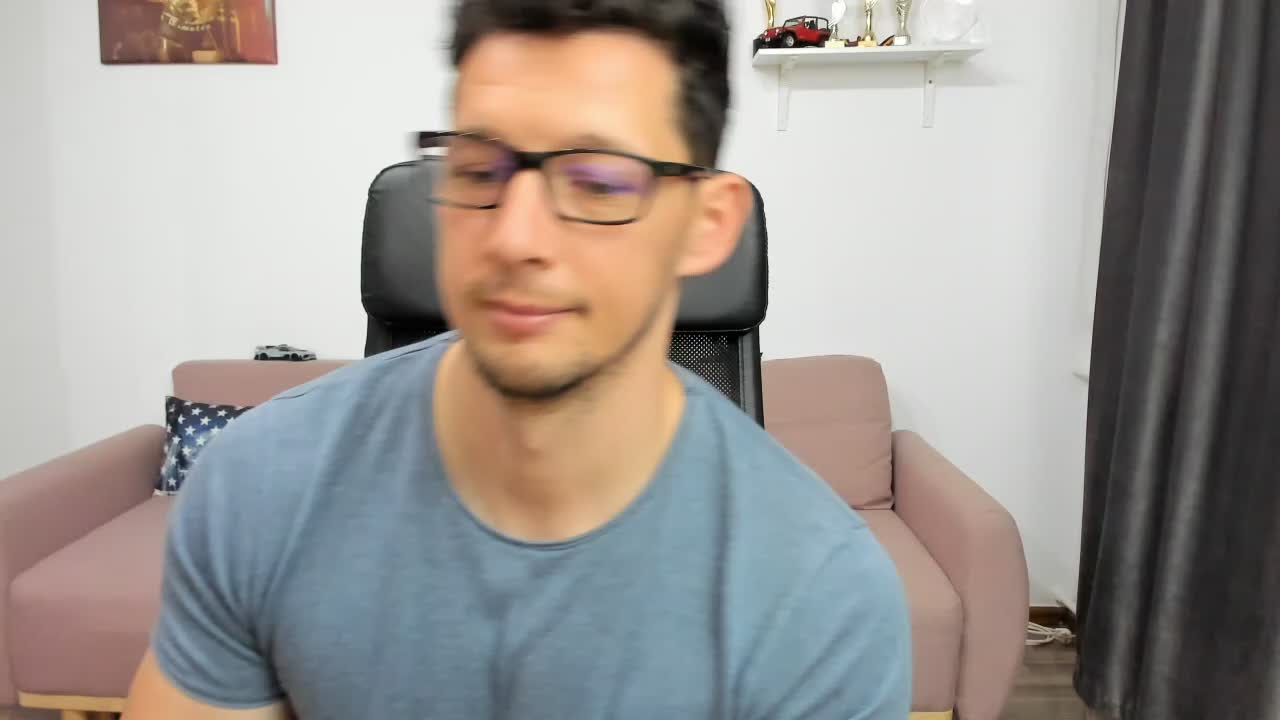 [7 Jun 08:53] Stroking naked, freshly shaved pubic hair. - vidéo du modèle de showcams BrutusK08