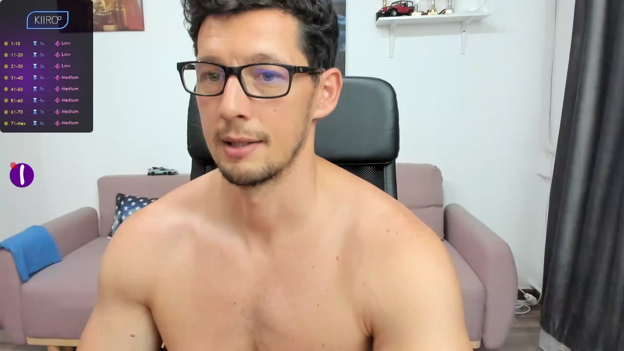 [3 Jul 15:57] Playing with my foreskin and dick, showing them off. - vidéo du modèle de showcams BrutusK08