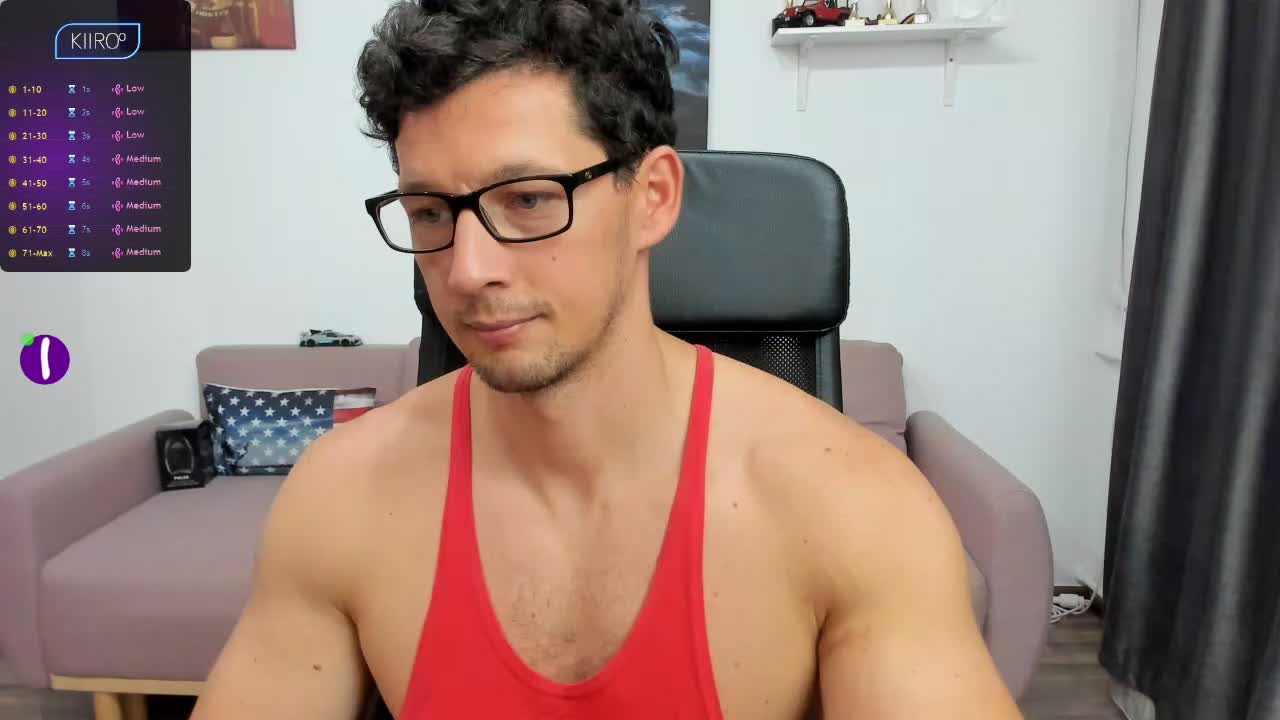 [25 Aug 12:15] Putting my ass as close to cam as possible to see it all,then doing a slow sexy dance - vidéo du modèle de showcams BrutusK08