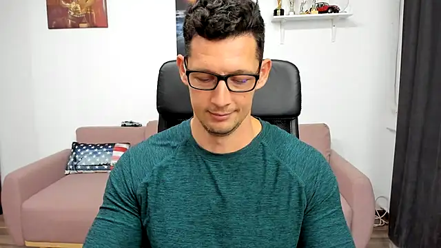 [5 Dec 17:34] Flexing a bit, getting naked and showing off my hairy uncut dick. - vidéo du modèle de showcams BrutusK08