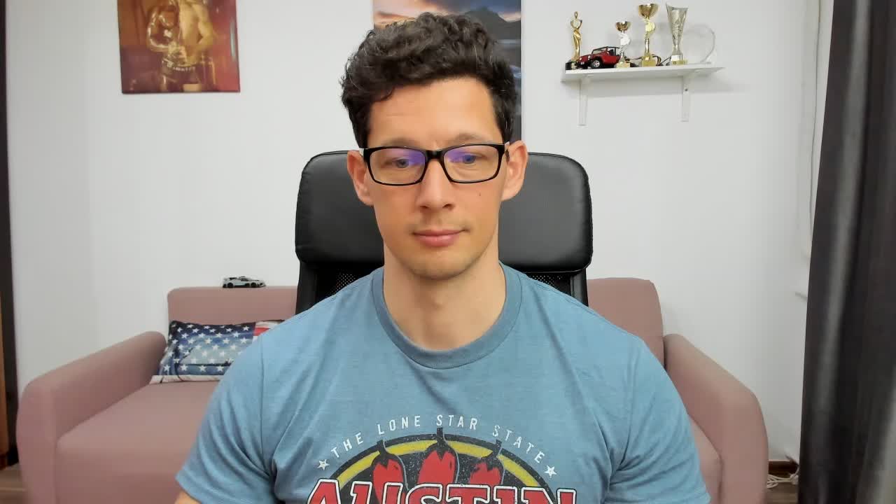 Masturbating on the couch, smooth armpits, chest and no pubic hair. - vidéo du modèle de showcams BrutusK08