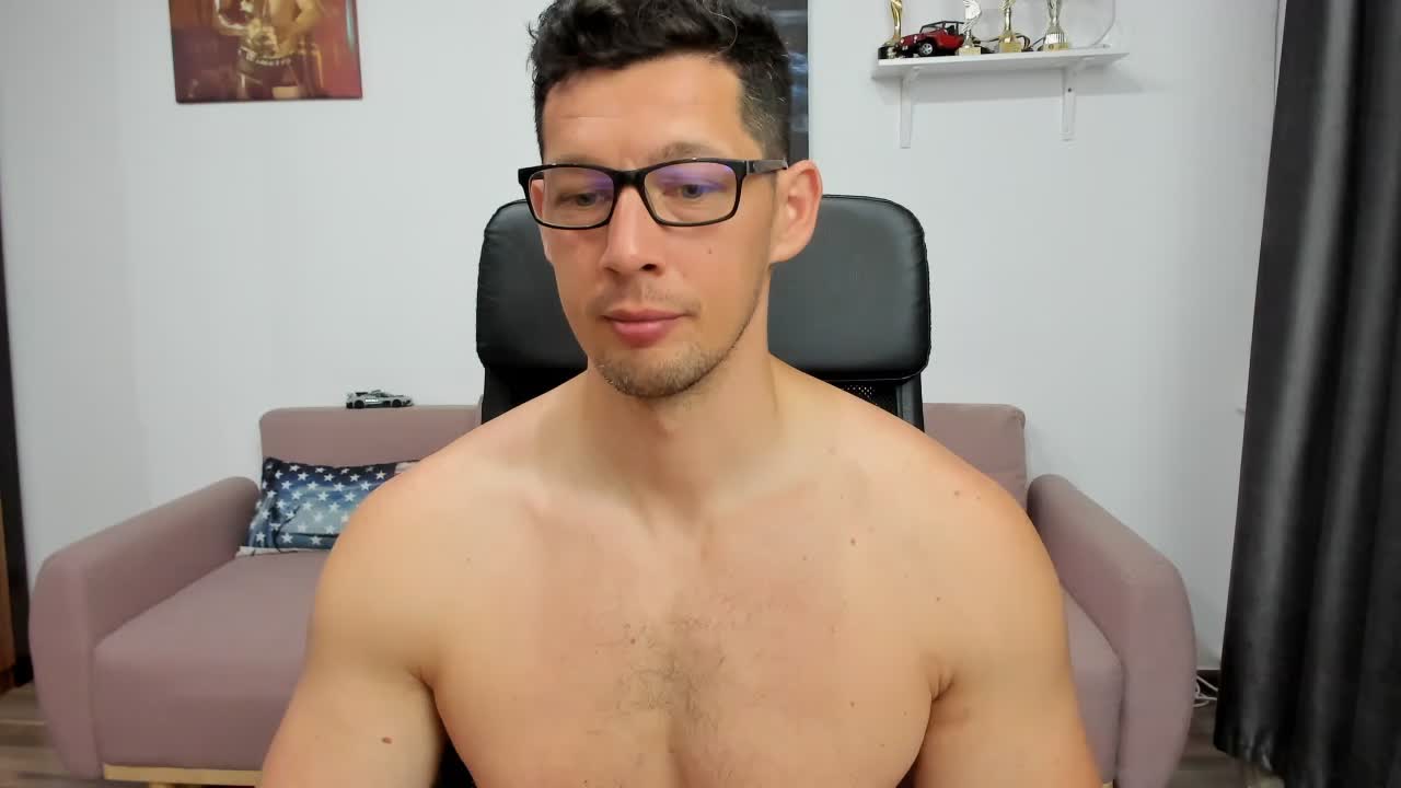 [24 May 07:12] Modeling a jockstrap then getting my penis hard :) - vidéo du modèle de showcams BrutusK08