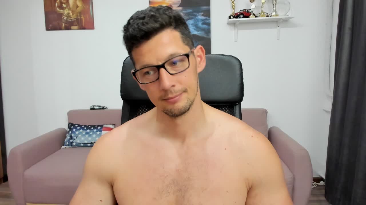 Ever seen a guy twerking his muscular ass? - vidéo du modèle de showcams BrutusK08