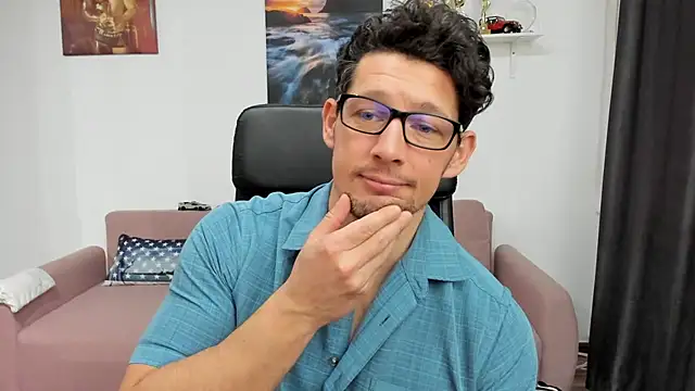 [21 Jan 12:41] Helping someone from the office relax at work. - vidéo du modèle de showcams BrutusK08