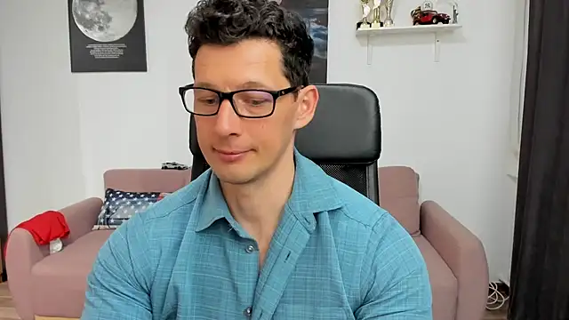 Showing my ass in a red brief, exposing my asshole and making the customer blow quickly :) - vidéo du modèle de showcams BrutusK08