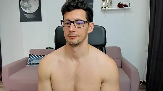 Long soft cock being stroked standing - vidéo du modèle de showcams BrutusK08