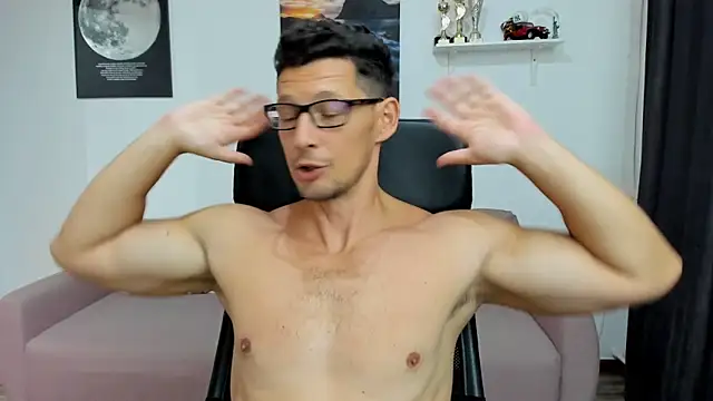 Full leather outfit with poses and bulge teasing, dirty talk, domination and cumshot :)) - vidéo du modèle de showcams BrutusK08