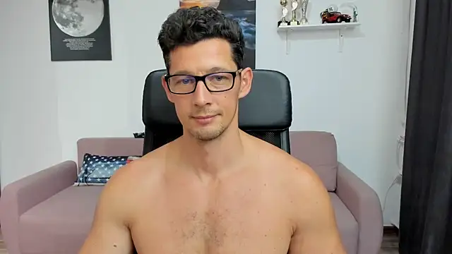 Slave is smelling my dirty sweaty socks, licking my pubes, balls and also my hairy asshole. - vidéo du modèle de showcams BrutusK08