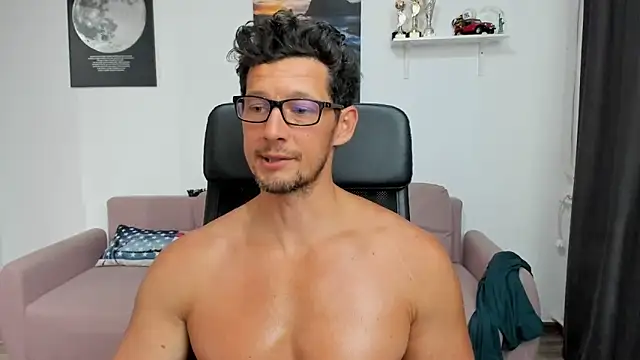 Somebody loves to smell my dirty black socks - vidéo du modèle de showcams BrutusK08